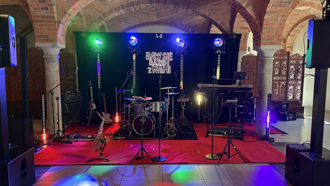 Oświetlenie sceny i czerwony dywan